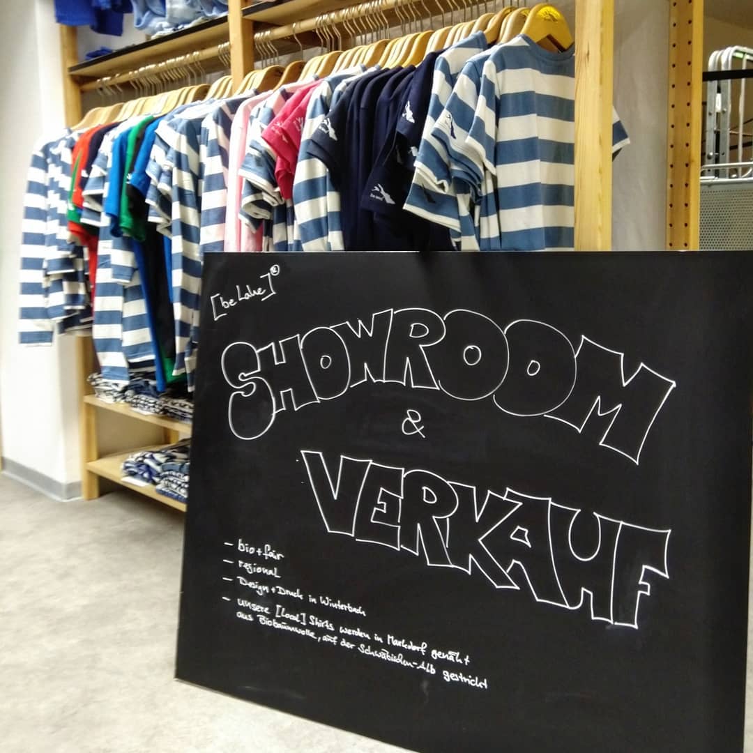 Kreidetafel mit Schriftzug Showroom und Verkauf biofair und made in Germany 
